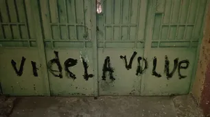 "Volvé Videla": vandalizaron un bachillerato con frases que reivindican a la dictadura