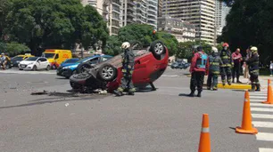 Un auto volcó en Avenida Libertador, a la altura de Barrio Parque