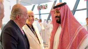 Feroces críticas en España al rey Juan Carlos por una "foto de la vergüenza"