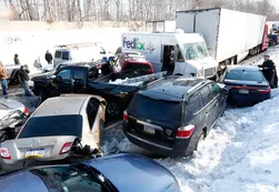 Chocaron más de cien autos por la nieve en los EE.UU.