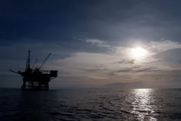 Amenaza de huracán y caída de reservas extienden alza del crudo a ganancia semanal