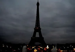 Video | La Torre Eiffel "de luto" tras los ataques terroristas