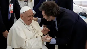 El abrazo de Javier Milei con el papa Francisco ante la mirada de Joe Biden