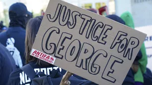 Los cuatro policías involucrados en muerte de George Floyd enfrentan cargos penales