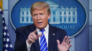 Trump sugirió inyectarse desinfectante para tratar el coronavirus y uno de sus asesores lo contradijo