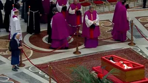 La monja que conmovió al Vaticano: Sor Geneviève Jeanningros rompió el protocolo para despedir al Papa Francisco