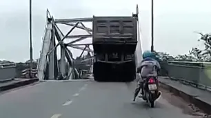 Tragedia en Vietnam: se derrumbó un puente por el tifón Yagi y diez camiones, autos y motos cayeron al río