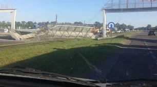 Un camión tiró un puente peatonal y provocó un caos en la Ruta 2