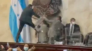 "Traidores y corruptos": varios se "borocotizaron" y el Congreso hondureño terminó a las trompadas