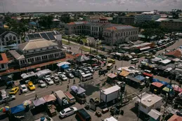 La riqueza petrolera de Guyana impulsa a algunos y abandona a otros