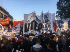 Jueves de confluencia piquetera entre opositores y oficialistas: el primer eco del ajuste que Batakis confirmó en Washington