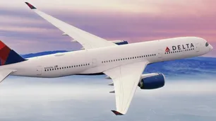 Video: pánico en un vuelo a Atlanta cuando un pasajero intentó abrir la puerta del avión