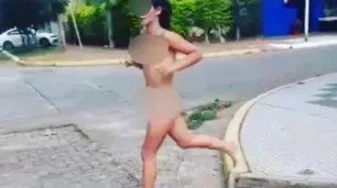 Insólito video: comió hongos alucinógenos, corrió desnuda por la calle y se tiró al río