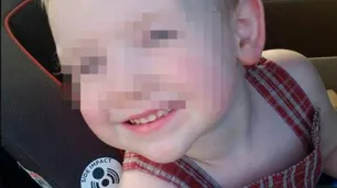 Niño de 5 años con autismo abrazó a un compañero y fue reportado
