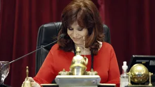 Cristina Kirchner criticó a Clarín por "desinformar" y "confundir": "Tapan el sol con las manos"