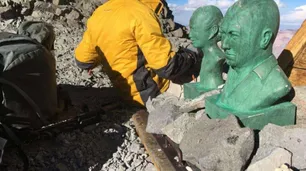 Polémica: ordenan bajar los bustos de Perón y Evita que llevaron a la cima del Aconcagua
