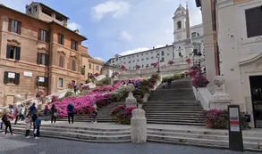 Insólito: un hombre quedó atrapado con su auto en la escalinata de Piazza di Spagna en Roma