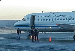 Difunden fotos del avión presidencial cuando lleva los diarios a Cristina
