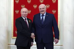 "Estaba sangrando por todas partes": crecen los rumores sobre la salud de Lukashenko tras colapsar durante su visita a Putin