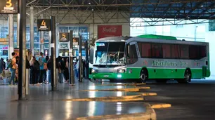 Viajar en micro a CABA supera los $130.000 por mes para quienes viven en La Plata