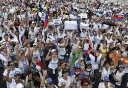 Miles de mujeres marcharon en Venezuela contra el Gobierno de Maduro