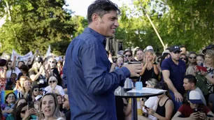 Kicillof tomó mate en una plaza platense y le tiró con el termo a la Corte: "Fallo inmundo y gravísimo"
