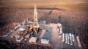 Mientras escasea la nafta en estaciones, Vaca Muerta anuncia otro récord de producción