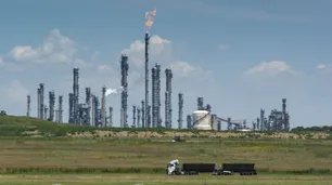 OPEP+ confirma plan de aumento cuidadoso de suministros