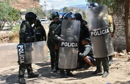 Ante la posible detención de Evo Morales, campesinos de Bolivia cortan rutas y enfrentan a la policía
