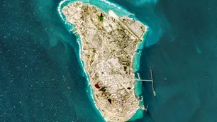 Cómo es la isla de Jark, el enclave petrolero iraní del golfo Pérsico que Trump amenazó con volver a atacar "solo por diversión"
