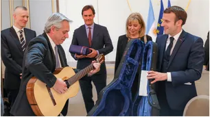 Un celular de dos mil dólares, alimentos, guitarras y libros: los regalos que recibió Alberto Fernández