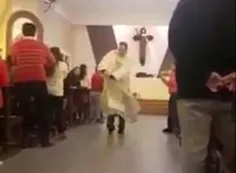 Video | Desopilante versión de "Despacito" de un cura en plena misa