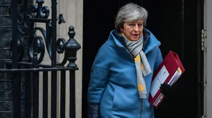 Parlamento vota contra brexit sin acuerdo y May sugiere retraso