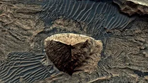 La NASA detectó una estructura con forma de pirámide en la región de Candor Chasma en Marte