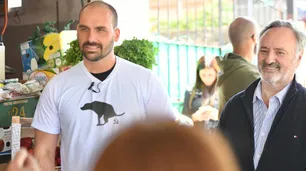 Joaquín de la Torre inició sus recorridas por el conurbano bonaerense junto a Eduardo Bolsonaro