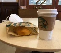 Una persona en situación de calle le pidió dinero a un hombre en un café y como no tenía le dejó una desagradable sorpresa