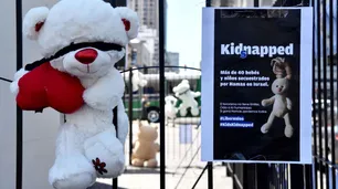 Peluches con ojos vendados y más de mil velas en Plaza Israel para reclamar por los secuestrados por Hamás