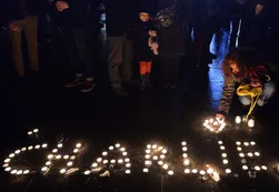 Tras los atentados en París, franceses piden mesura en la prensa
