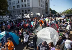 Organizaciones sociales acampan en la Avenida 9 de Julio