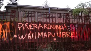 Cómo quedó la embajada de Argentina en Chile tras el ataque de manifestantes