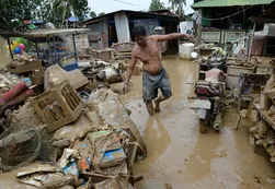 El tifón Koppu sigue causando estragos en Filipinas