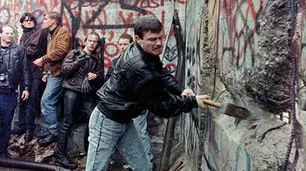 La caída del Muro de Berlín y la gesta de traer el mayor bloque fuera de Alemania: está en Editorial Perfil