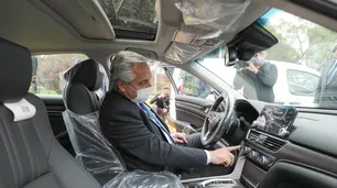 Por qué Alberto Fernández visitó la planta de Toyota y se sacó una foto arriba de un Honda