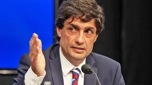 Lacunza sondea a los bancos para cubrir el bache que deja el FMI