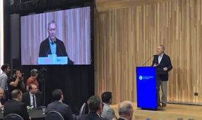 Schiaretti en la Bolsa: tildó al kirchnerismo de "dilapidar una oportunidadd histórica" y criticó a Milei por "maltratar a todo el mundo"