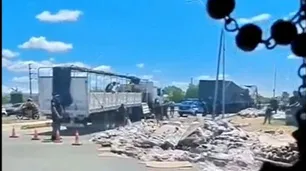 Solo se consigue en Córdoba: volcaron en la misma esquina un camión de fernet y luego otro de cola