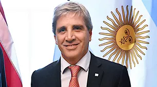 Nueva intervención: Caputo exprime las arcas del Tesoro para mantener el dólar a raya hasta las elecciones