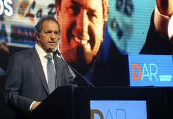 Tras dos semanas a la defensiva, Scioli busca relanzar la campaña