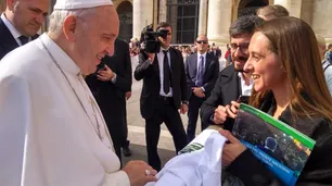 Otro guiño del Papa a Moyano: firmó una remera de la misa de Luján