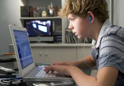 Los niños pasan el triple de lo aconsejado frente a las pantallas